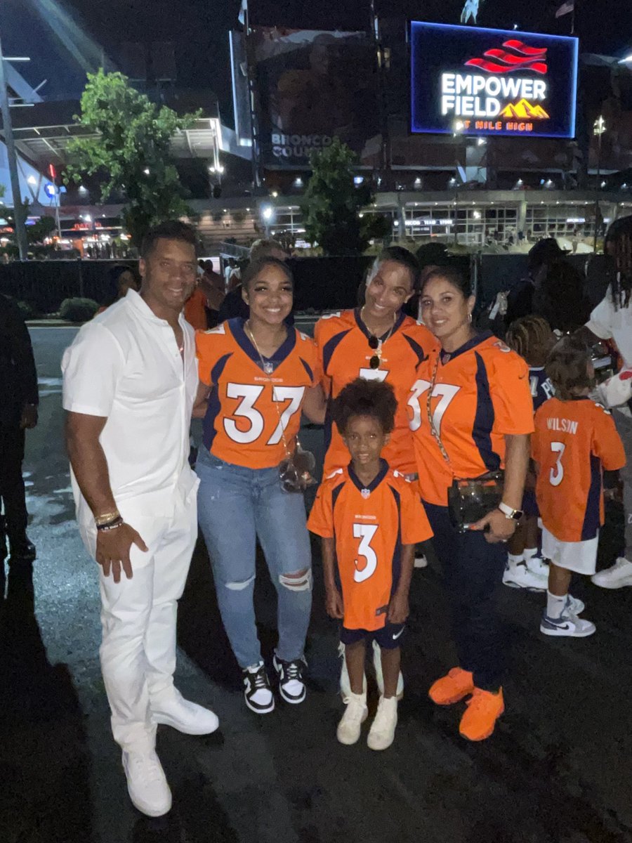 We had the pleasure of meeting Russell Wilson(QB), Ciara (Singer, Song Writer &amp; Dancer) and their daughter after the game last night. 
❤️❤️❤️❤️❤️❤️