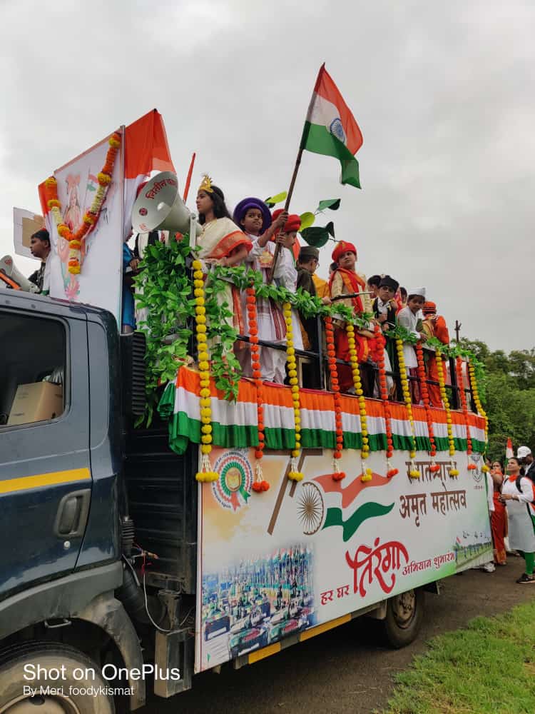 DeccanEducation's tweet photo. Historic Moment - Akhand Bharat Rally and Mahanatya based on Atal Bihari Vajpayeeji's poems' Unki Yaad Karein' organized by Deccan Education Society today. Nearly 10,000 students,teachers, parents etc were present to witness this milestone event #AzadiKaAmritMahotsav https://t.co/vkYRFMuDY3