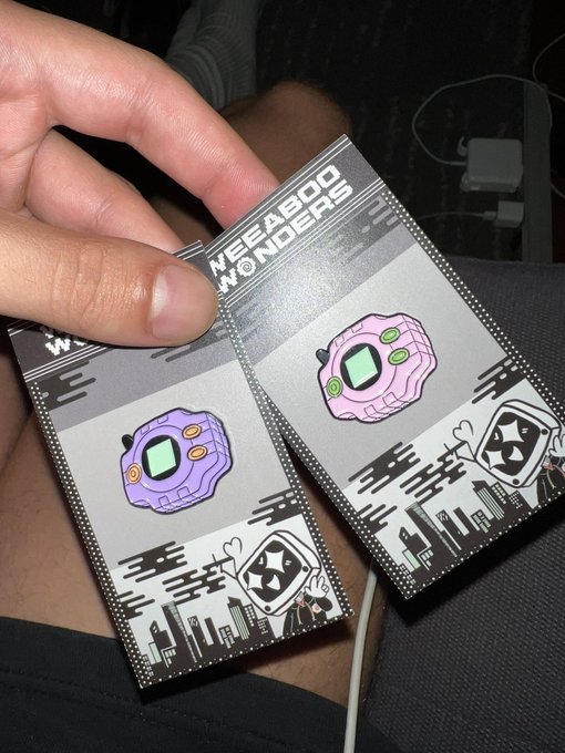 copped these cute digivice pins yesterday https://t.co/VJFCWNLt5o