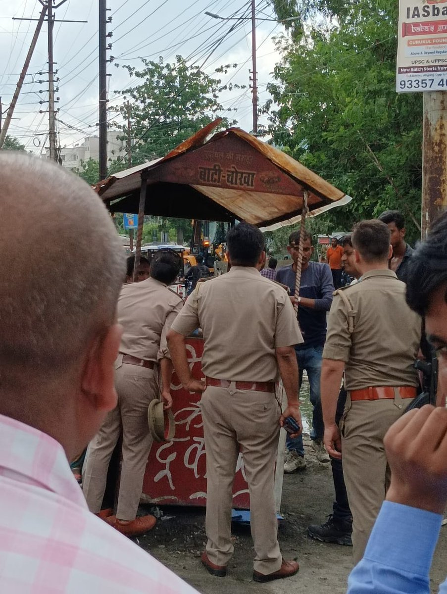 WelfareSectorB's tweet photo. Kamlesh was previously running bati chokha shop on the place, all the shops from parking were removed by Nagar Nigam with the help of police but he is still occupying the piece of land and interfering the development of the parking. 
@Uppolice @UPGovt @AdminLKO @News18UP https://t.co/5tbUZR0E0x