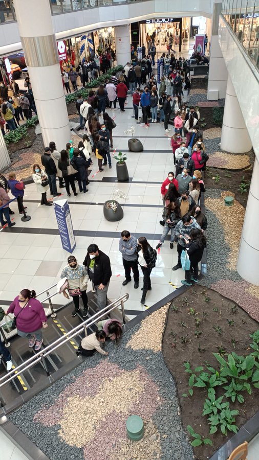 tavo_ucatolica's tweet photo. Asi esta la fila de @ikea_cl en #openKennedy https://t.co/5LJmxi5CGz