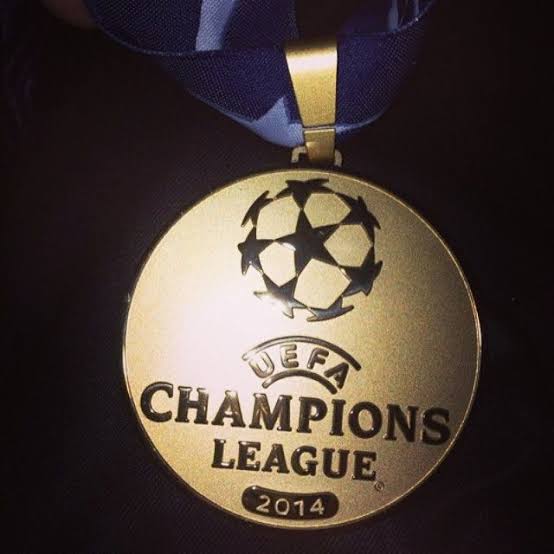 iam_fifamark's tweet photo. And now,

Runners up medals for MANCHESTER UNITED (@SAHFTW) https://t.co/G1rMRY8Ena