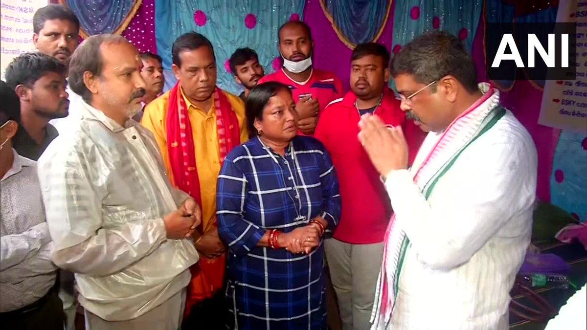 ANI's tweet photo. Odisha: Union Minister Dharmendra Pradhan met people protesting at lower PMG area in Bhubaneswar against non-availability of nephrologists at SCB Hospital

He tweeted, "I'd like to draw CM Naveen Patnaik's attention towards plight of these patients&amp; ensure adequate availability." https://t.co/HBER6u1wjW