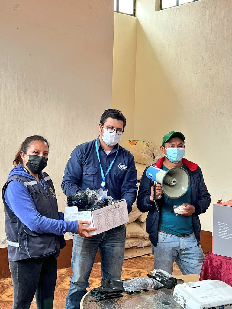 SESAN_Solola's tweet photo. En el marco del proyecto  para la prevencion del deterioro del estado nutricional de las personas de las comunidades rurales, @WFPGuatemala dona para #COMUSAN equipo para la reproducción de cuñas radiales. La SESAN administra la entrega. #CCSyC  #GCNN https://t.co/t8USNQrom2