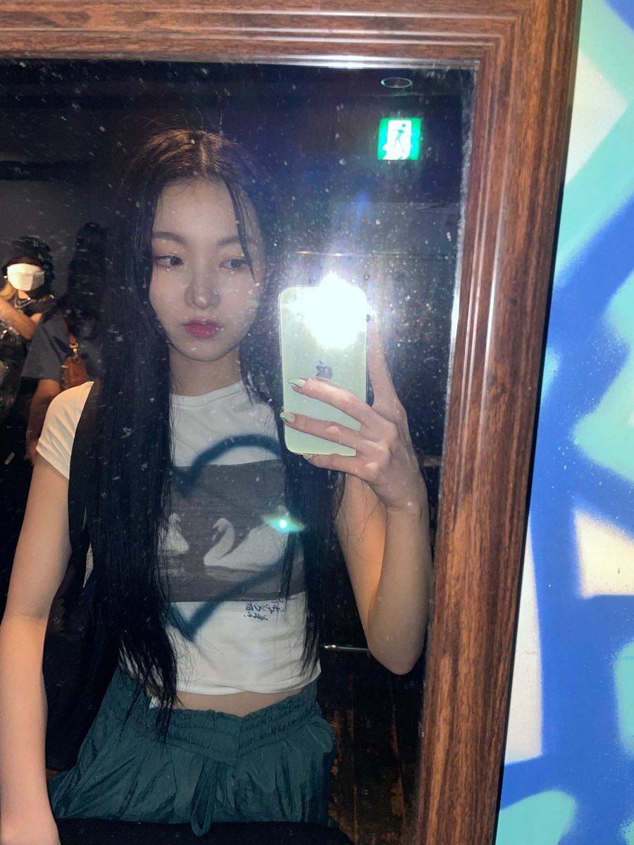 she knows how to take a good mirror selca
