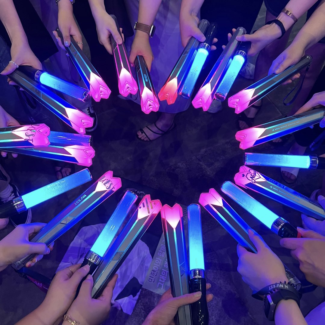comeonboogie's tweet photo. 하나도 예쁜데 다 모아 펼치면💖
꿈만 같은 시간 우리의 5~8월❤️‍🔥
러브들 사랑합니다🥰
11월에도, 앞으로도, 오래봐요🐷✨ https://t.co/7jE73rSnBr