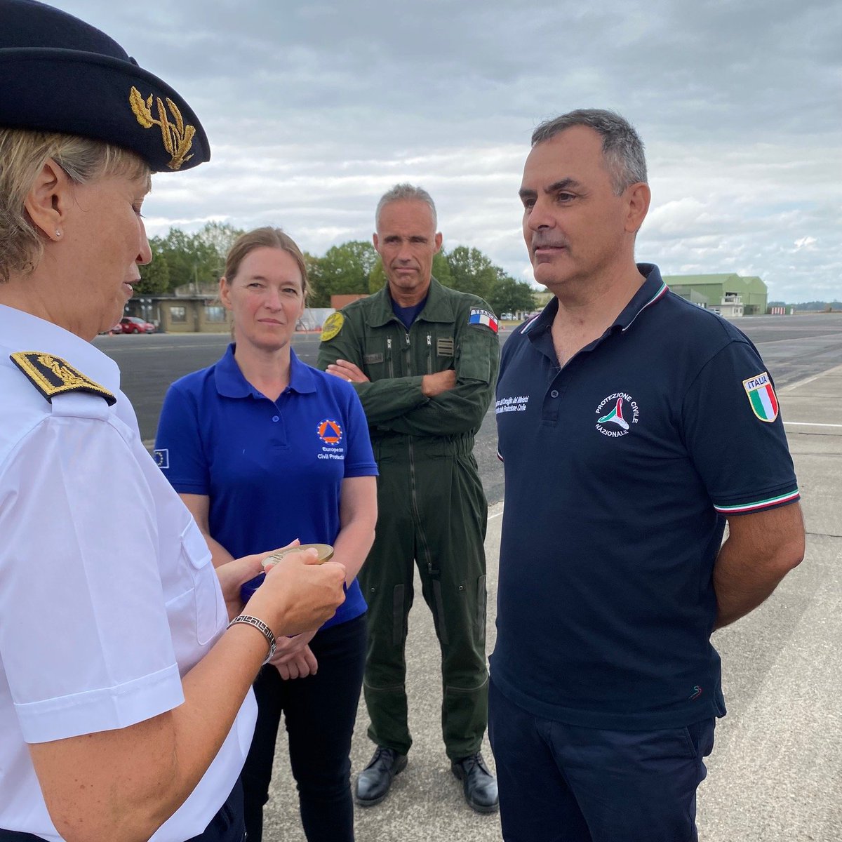 PrefAquitaine33's tweet photo. #IncendiesGironde 🔥🇪🇺| La préfète de #Gironde rencontre sur la #BA106 les pilotes de #Canadair italiens et grecs qui sont intervenus dans le cadre du Mécanisme Européen de Protection Civile #rescUE ➡️5⃣8⃣ largages effectués
👉Merci à eux pour leur engagement et solidarité https://t.co/37ORb3hBZV