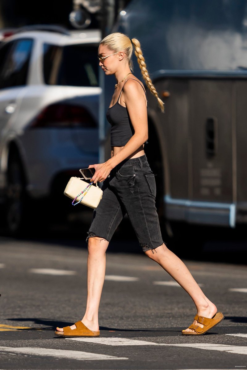 gigihadidphoto's tweet photo. Gigi Hadid pelas ruas de Nova York ontem, 13 de agosto.
Mais fotos: https://t.co/bgbIik4ZkV https://t.co/PUDMMPnXXZ