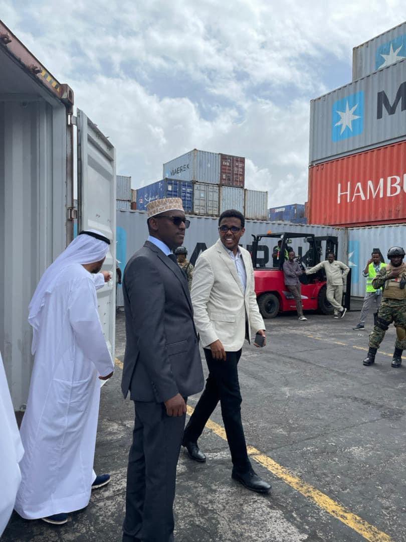 Independentmi20's tweet photo. Look at @ASalwe stealing food aid👇👇 every individual that was threatening with civil war and was attacking prez farmaajo are now stealing foodaid that was donated out of pity ‼️

They wanted to completely plunder 🇸🇴 and farmaajo was just in the way 👇

#somalia #mogadishu https://t.co/0dSVxfRdlQ