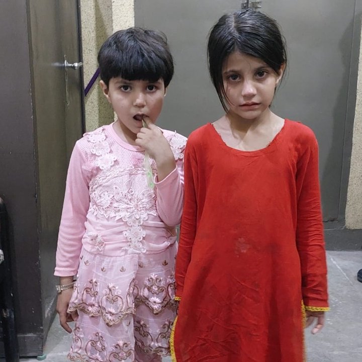 RwpPolice's tweet photo. وارث خان پولیس کو یہ دو گمشدہ بچیاں ملی ہیں، اپنا نام انابیا اور حاجوہ بتاتی ہیں۔ جنہیں پولیس اپنی حفاظت میں لے کر ورثا کی تلاش کررہی ہے۔ اس حوالے سے اگر آپ کے پاس انفارمیشن ہو تو آپ SHO وارث خان 03005477772 یا ایمرجنسی 15 پر رابطہ کرسکتے ہیں، اپکا تعاون ہمارے لیے اہم ہے۔ https://t.co/rq7C2aTgup