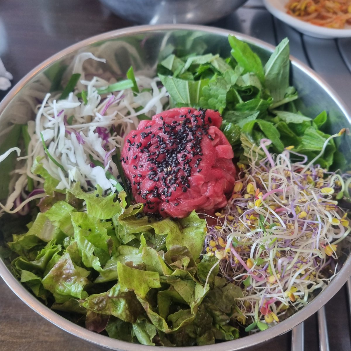 meokdduni's tweet photo. 육회비빔밥
일단 들어갔는데 로컬처럼 보이는 아저씨들이 많이 식사하고계시길래 맛집임을 알아버렸고ㅋㅋㅋ오랜만에 먹었는데 비빔��� 왤케 맛나는거야ㅜㅠ원래 익혀먹기파인데 생(?)육회가 고소하고 신선해서 아주 굿 그리고 들기름이 아낌없이 들어가서 더 꼬소꼬소!! 비빈 사진은 순삭하느라 못찍.. https://t.co/ZvG92IcCWT
