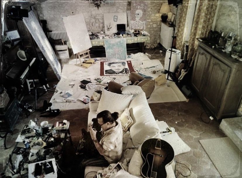 jdeppfxnn's tweet photo. THE ROOM, HIS PAINTING, THE GUITAR, THE PONYTAIL, HIM- AAAAAA https://t.co/VO6WG18lHU