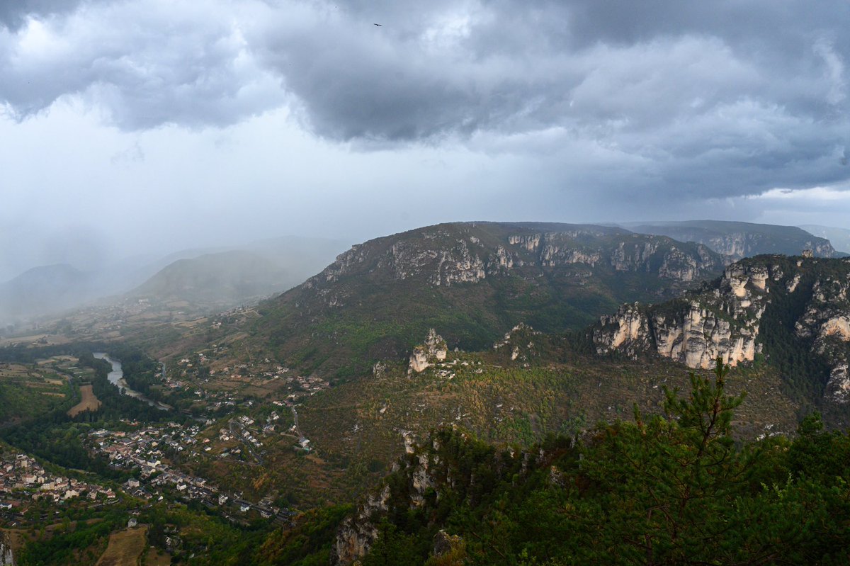 Melnacnac's tweet photo. Orage vers 13h au dessus de Mostuéjouls en direction de St Marcelin, en espérant qu’il éteigne le feu #incendie #aveyron https://t.co/sRysUeGY4b