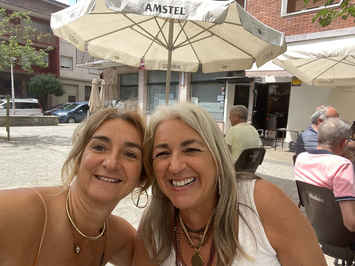 idoserna73's tweet photo. Un aperitivo en buena compaΓ±ia, desvirtualizando a una gran mujer!!! @Maiteiri mundiala!!!! Como bien me has dicho, la primera de otras tantas ππππ #uneak #lagunak https://t.co/frKYsX3smv