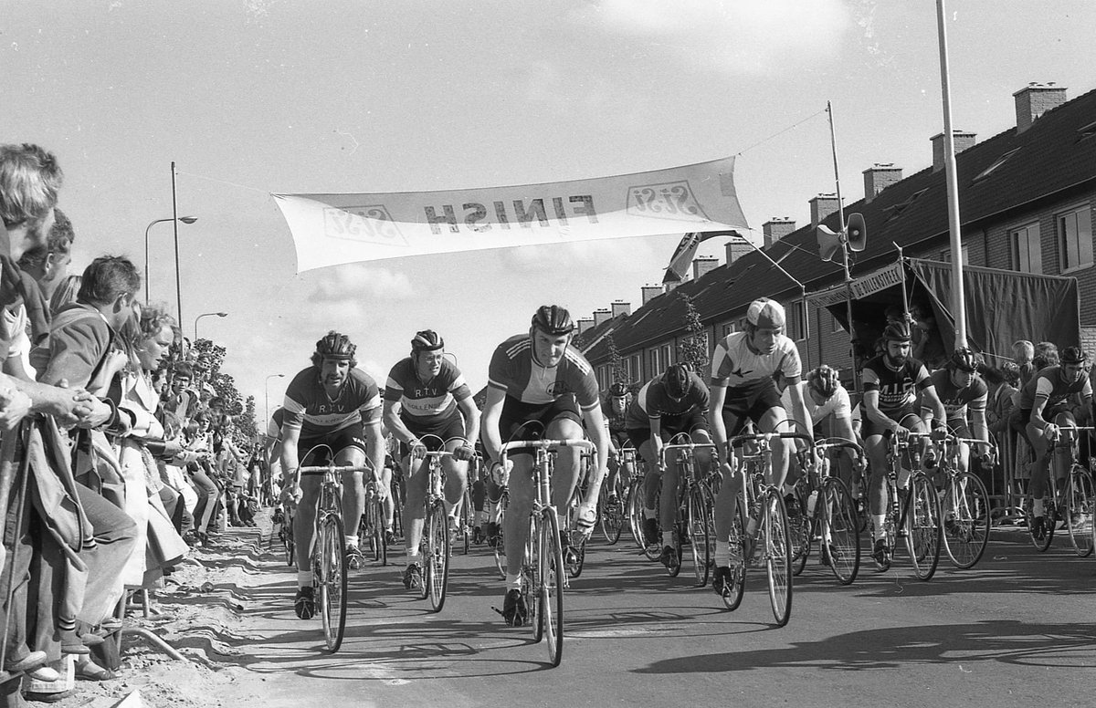Midden vooraan rechts start Jos de Bruin van WV Avanti bij de Ronde van Lisse. Wat een publieke belangstelling en veel vertrekkers bij de Amateurs….!!!