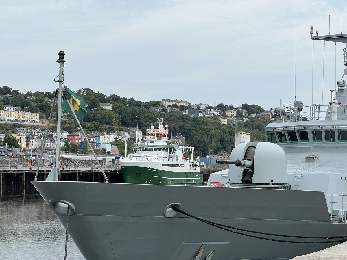Two of our public service ships in the Port of Cork today @PortofCork @naval_service @MarineInst @RVMarineInst @DamienMcCallig #LEGeorgeBernardShaw #RVTomCrean