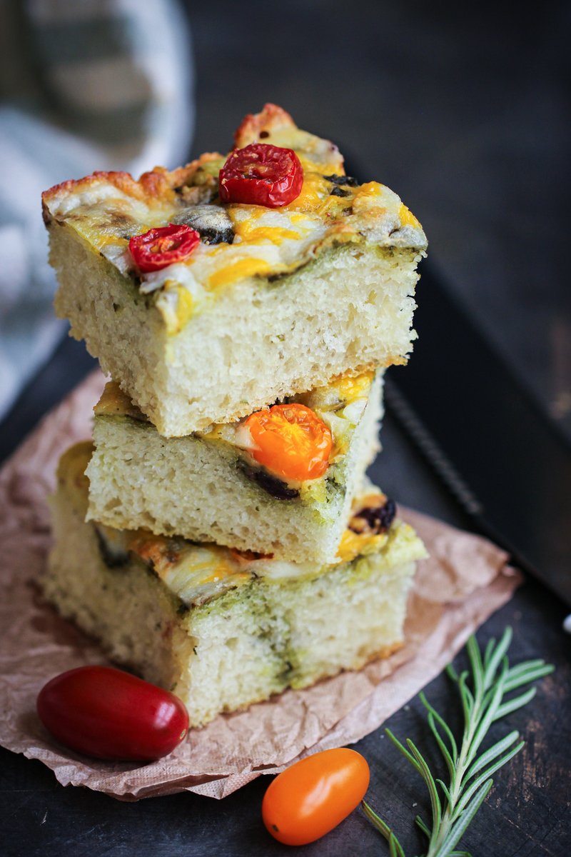 الفوكاشيا خبز إيطالي يُقدم سادة كطبق جانبي مع صوص للتغميس، أوممكن يُقدم بعد إضافة مكونات حالية كالفاكهة المجففة والقرفة أومكونات مالحة كالأجبان والهالبينو والزيتون. كما تعتمد كثير من المقاهي خبزة #الفوكاشيا كأساس لساندويشاتها. الوصفة بالمدونة: byamani.net/index.php/2022…