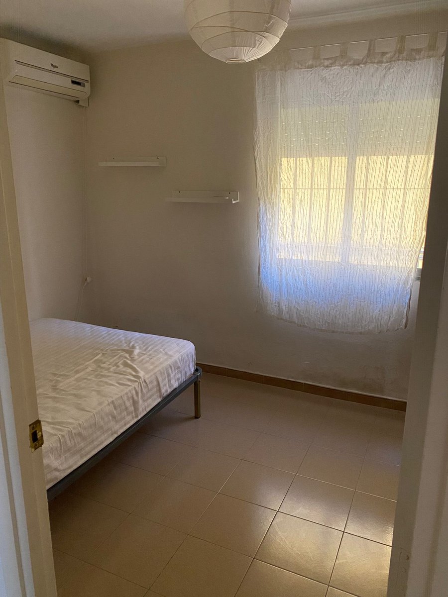 ‼️Busco compañerx de piso en SEVILLA para primer cuatri (septiembre-enero).

3ªplanta con ascensor y habitación amplia con aire acondicionado (250€)

Piso en la Macarena, calle Adelantando. A 5 minutos de lineas 01, 2, C2, C3, C4, 13 y A2. Cerca de supermercados y la Alameda.