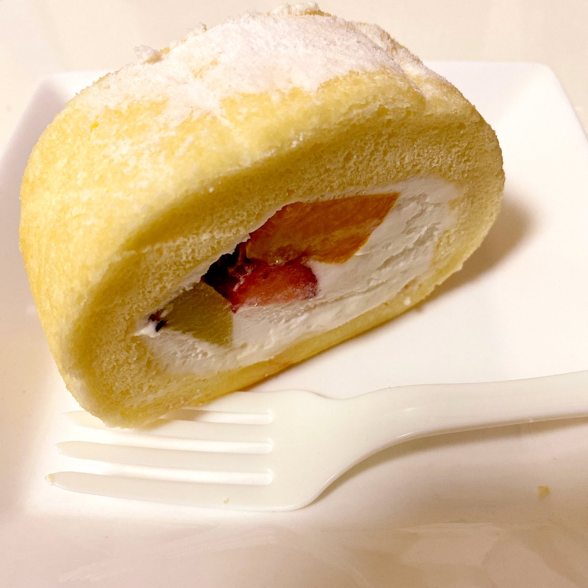 moitter_616's tweet photo. こんな時間に
悪い子だ
#OKABA
#おかばやし
#フルーツロールケーキ
#りんたこみっぴ https://t.co/ORRHxX41CQ