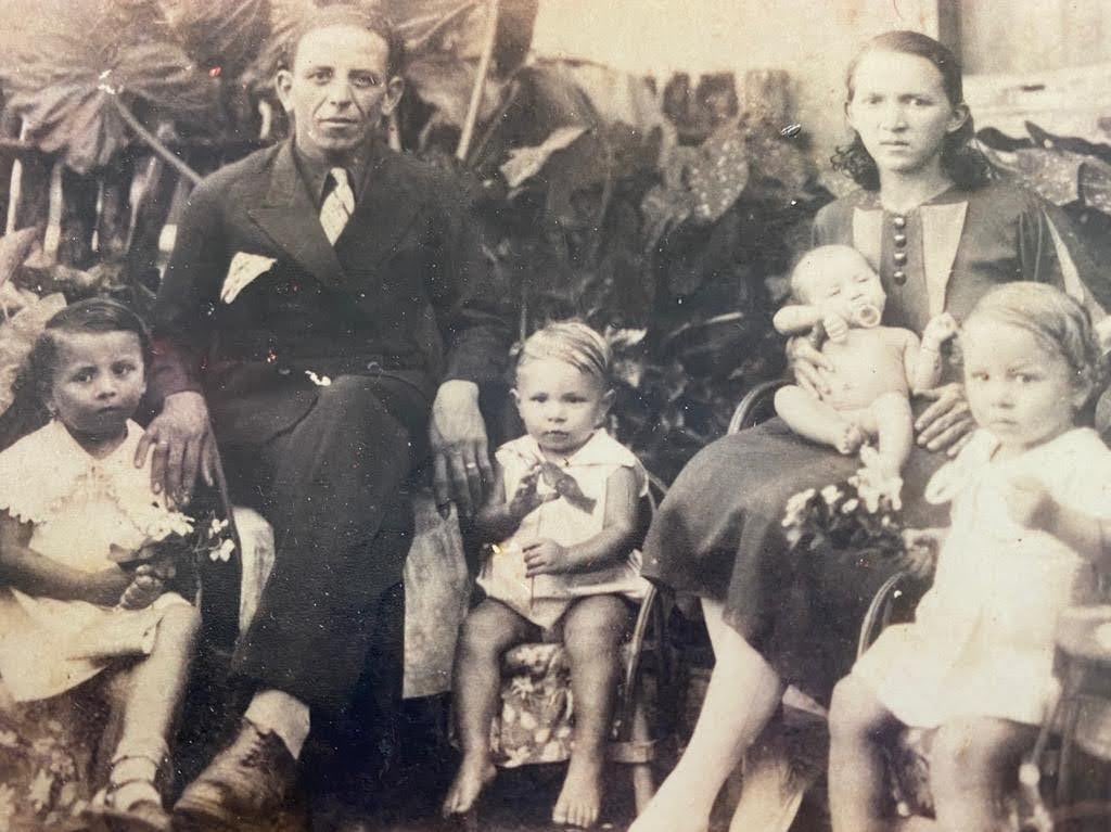 Zeidan13's tweet photo. Meu avô João Felipe Zeidan que em Tutoia/MA teve com minha avó Rosa meu pai Réginaldo Zeidan. Gostaria muito de ter conhecido meu avô que quase foi eleito prefeito de Tutoia no inicio dos anos 50. A família Zeidan é marcada por histórias de luta. Tenho raiz e origem ❤️💪🏼👊🏻🙏🏼😊❤️ https://t.co/VQClvS1Akt