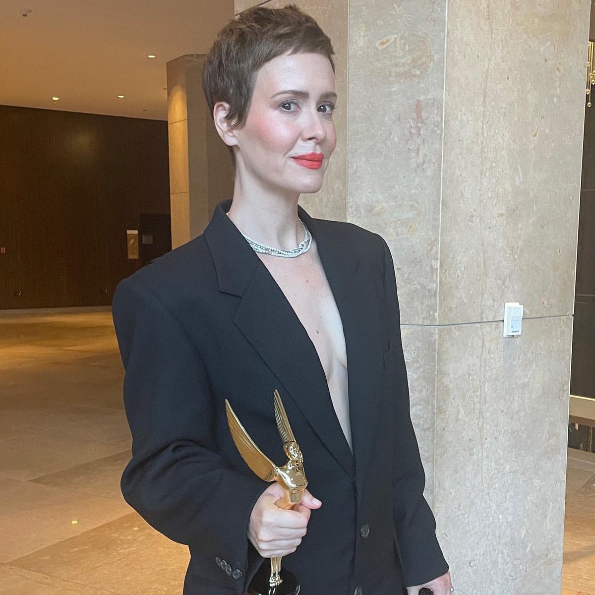PAULSONLEG4CY's tweet photo. sarah paulson's looks in less than a year- NO ONE LIKE HER https://t.co/O2zPuz3Tfc