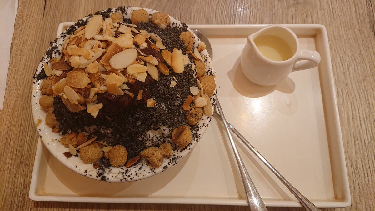 EmsKawai's tweet photo. #Sweeteas #bingsu
J'ai été goûter (re) le bingsu au sésame noir 😋. Très bon pour moi. Mon fils l'a trouvé un peu plus sucré que celui au matcha qui reste son préféré. https://t.co/M7eHyai3d8