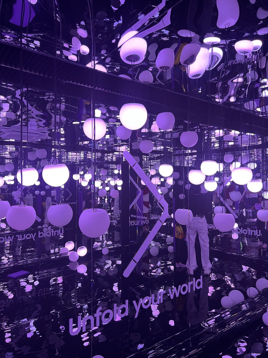 blacks_sexy's tweet photo. #UnfoldYourWorld Samsung store Piccadilly Circus https://t.co/DgaFsdI7SB