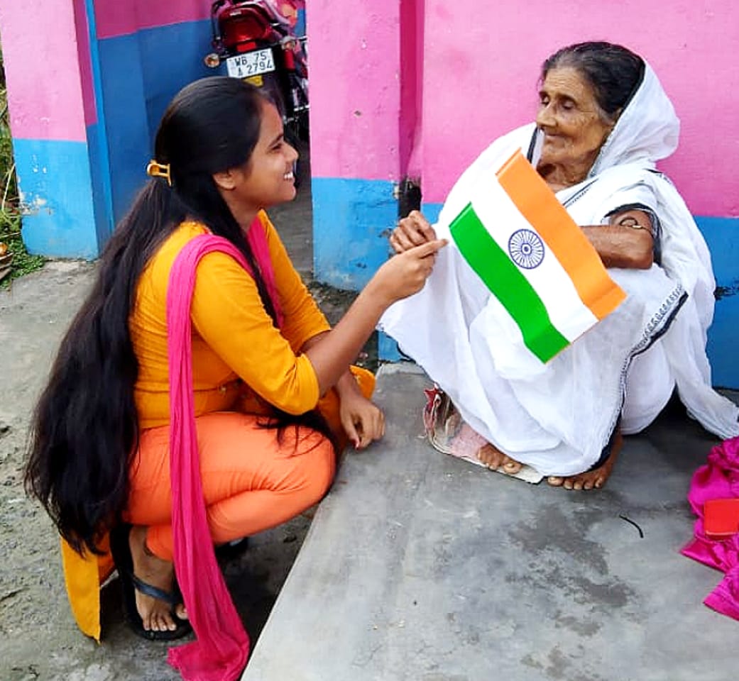 NssKanta's tweet photo. NSS volunteers are celebrating #AzadiKaAmritMahotsav and #HarGharTiranga by poster making, performing cultural events and flag distributing among local people. @_NSSIndia @_nssbu @rdnss_kolkata https://t.co/c6PdOWfp5o