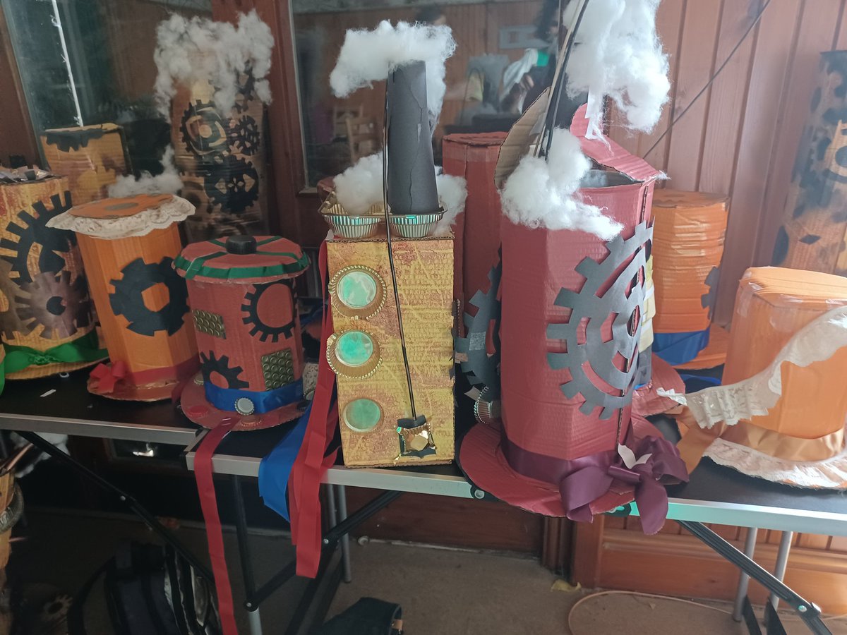 AmberUnnisa1's tweet photo. Well done  @SkylightCircus &amp; @FalingeHub  for organising the Spark event at FalingePark. It was a huge success .The children did a great job making the hats throughout the week🌻🎪 https://t.co/nj0nGl2U7d