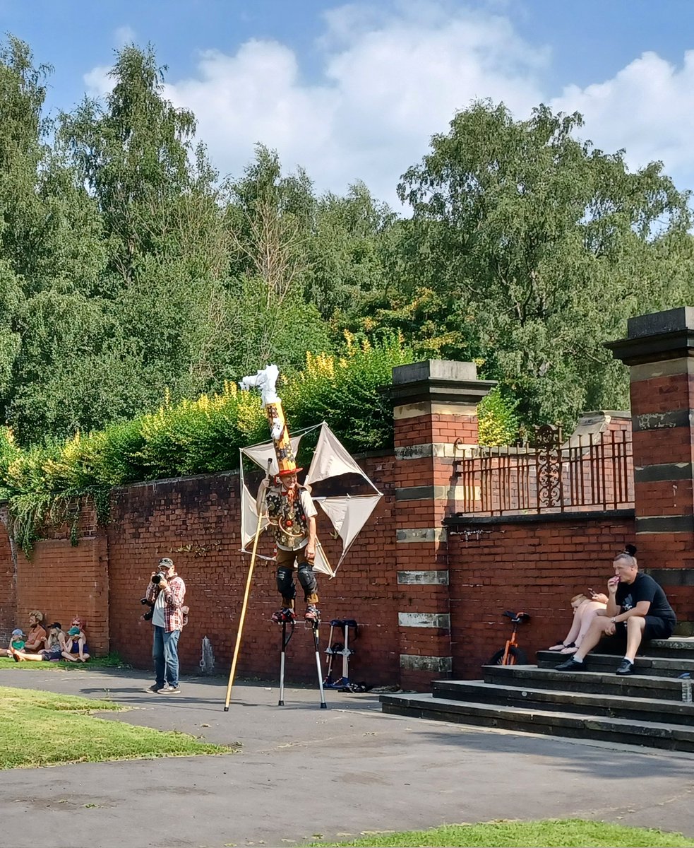 AmberUnnisa1's tweet photo. Well done  @SkylightCircus &amp; @FalingeHub  for organising the Spark event at FalingePark. It was a huge success .The children did a great job making the hats throughout the week🌻🎪 https://t.co/nj0nGl2U7d