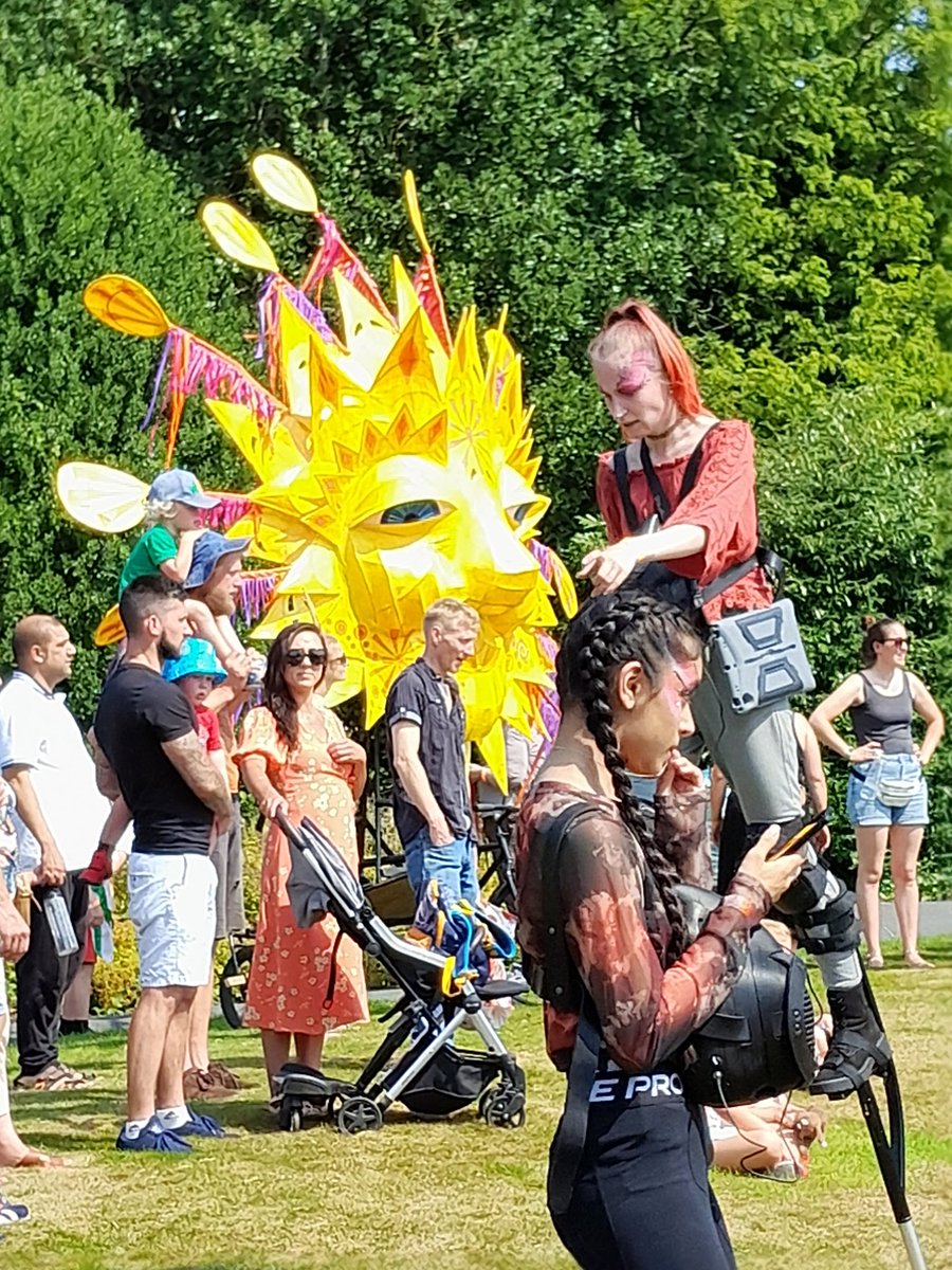 AmberUnnisa1's tweet photo. Well done  @SkylightCircus &amp; @FalingeHub  for organising the Spark event at FalingePark. It was a huge success .The children did a great job making the hats throughout the week🌻🎪 https://t.co/nj0nGl2U7d