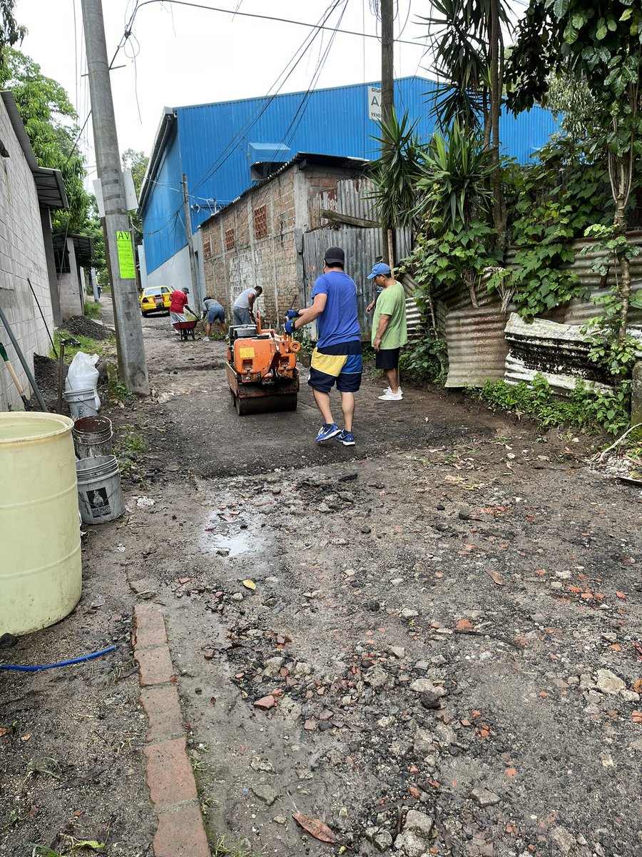 ColoniaCabrera's tweet photo. 🚧VECINOS TRABAJANDO🚧 DEBIDO A LA FALTA DE APOYO, INTERÉS, ESCUCHA de nuestra alcaldesa @DNercymontano @AlcaldiadeSoya @ObraMunicipal Nos hemos unido, una vez más como vecinos para arreglar parte de nuestra vía principal de acceso. #Soyapango https://t.co/9DLP9i6gqv