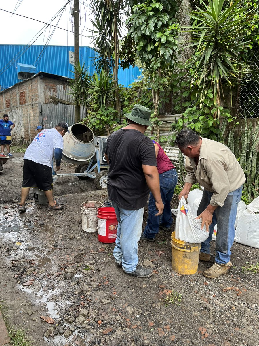 ColoniaCabrera's tweet photo. 🚧VECINOS TRABAJANDO🚧 DEBIDO A LA FALTA DE APOYO, INTERÉS, ESCUCHA de nuestra alcaldesa @DNercymontano @AlcaldiadeSoya @ObraMunicipal Nos hemos unido, una vez más como vecinos para arreglar parte de nuestra vía principal de acceso. #Soyapango https://t.co/9DLP9i6gqv