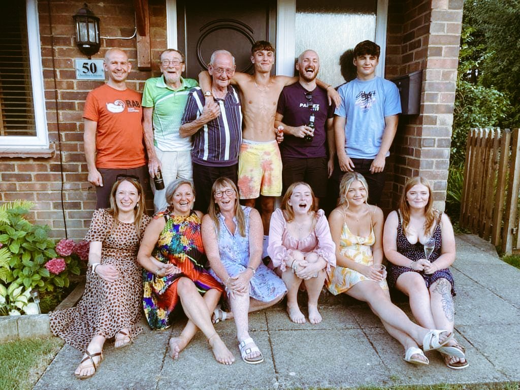 minimaggs08's tweet photo. My family taking a famalam photo in front of the house I have lived in for 19 years and have just sold. So many memories and so much fun has been had here. #familyishome https://t.co/iSfvNkjlEc