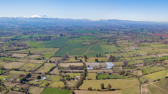 Cooperativa's tweet photo. Polémica por parcelaciones: Gremio Chile Rural fichó a ex fiscal Carlos Gajardo y solicitó pronunciamiento a la Contraloría #CooperativaContigo https://t.co/vfVrnB2O8u https://t.co/PhTTQtXh1v