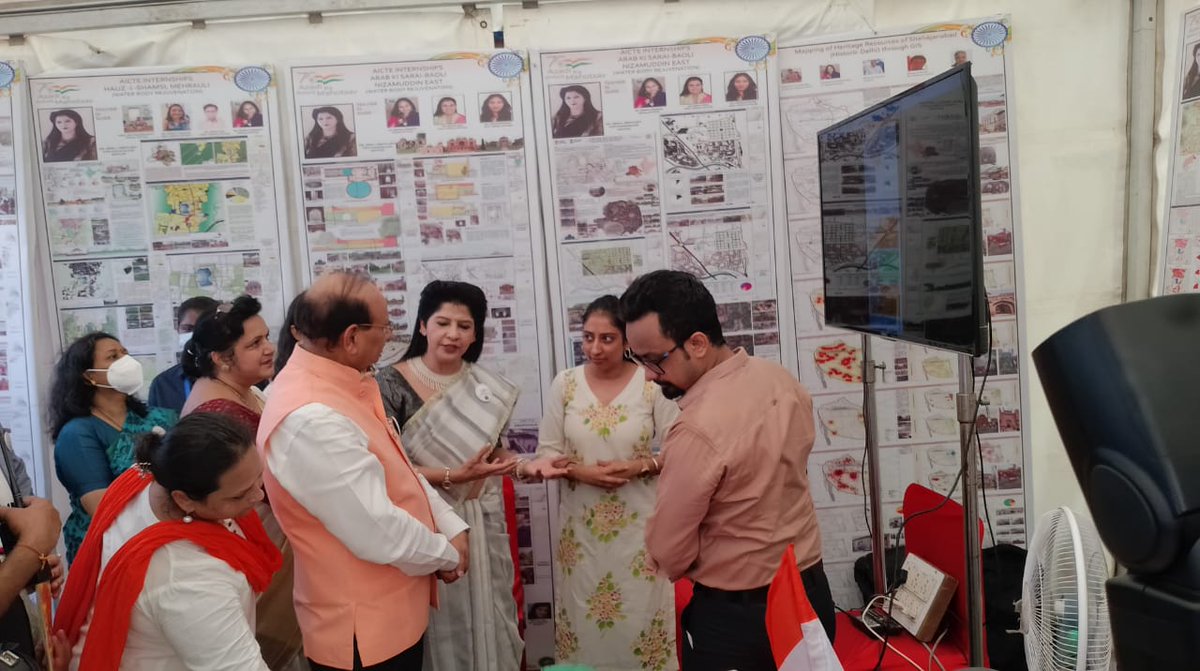 AnushkaTweeting's tweet photo. @AICTE_INDIA @PMOIndia 
#MissionAmritSarovar #jaldharoharsanrakshan @MoHUA_India #AzadiKaAmritMahotsav #jaldharoharsanrakshaninternship @ASIGoI @IGDTUW_Delhi @MoJSDoWRRDGR 
Exhibition attended by Honorable Lieutenant Governer of Delhi, Shri Vinai Kumar Saxena @LtGovDelhi https://t.co/MmY20gP5u7