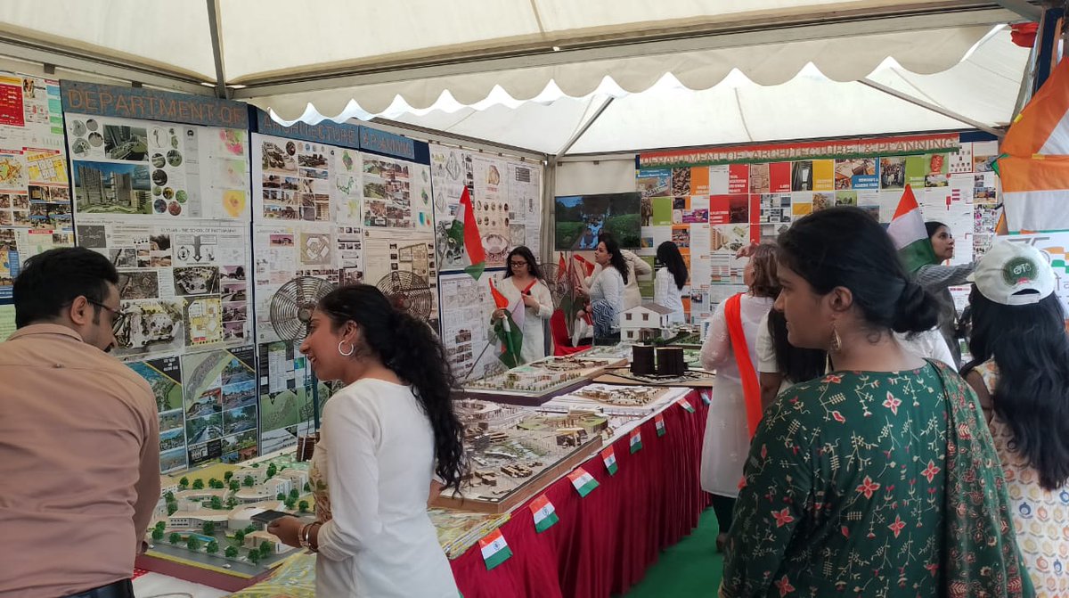 AnushkaTweeting's tweet photo. @AICTE_INDIA @PMOIndia 
#MissionAmritSarovar #jaldharoharsanrakshan @MoHUA_India #AzadiKaAmritMahotsav #jaldharoharsanrakshaninternship @ASIGoI @IGDTUW_Delhi @MoJSDoWRRDGR 
Exhibition attended by Honorable Lieutenant Governer of Delhi, Shri Vinai Kumar Saxena @LtGovDelhi https://t.co/MmY20gP5u7