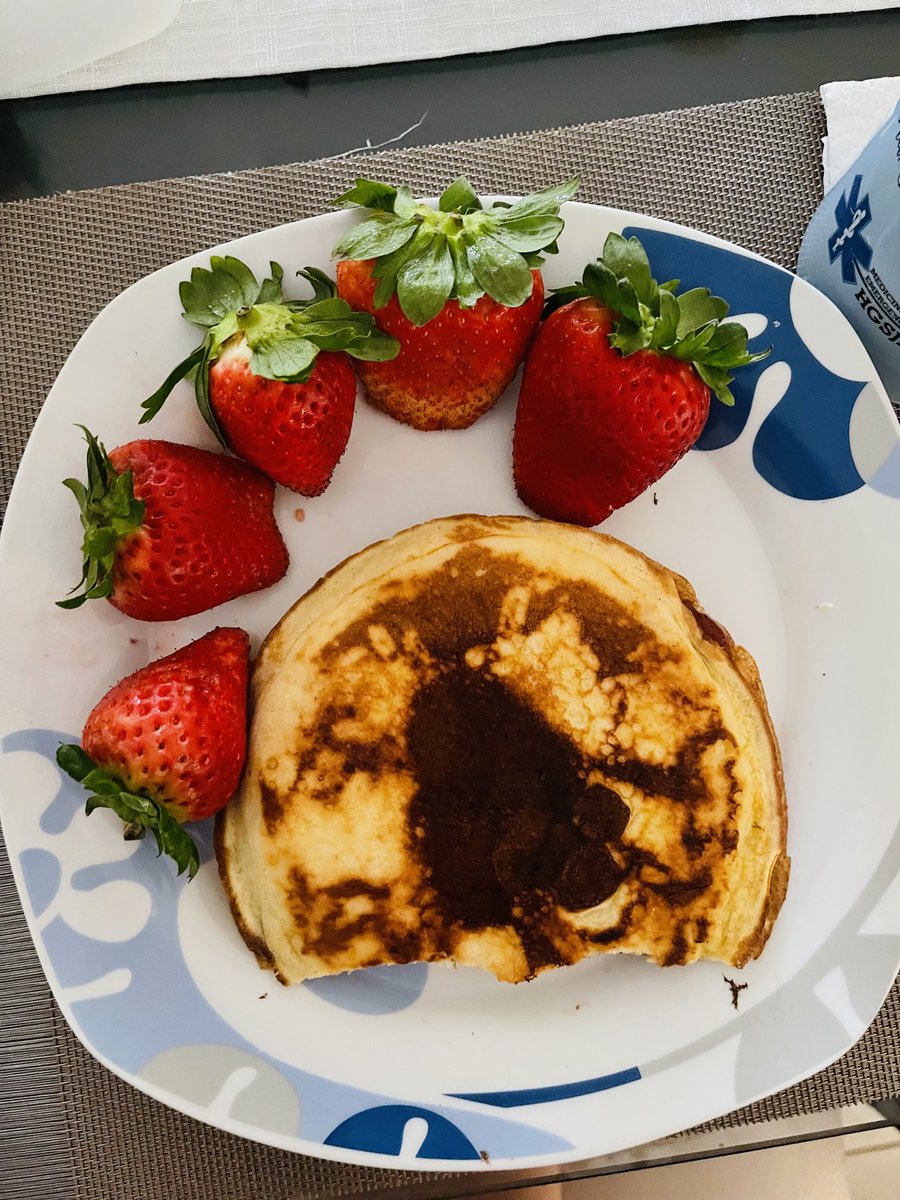 Aquí con problemas para comer pancakes con suficientes fresas….🍓…⁦<a href="/ChinchillaMarce/">𝓜𝓪𝓻🌊</a>⁩….🤣😂