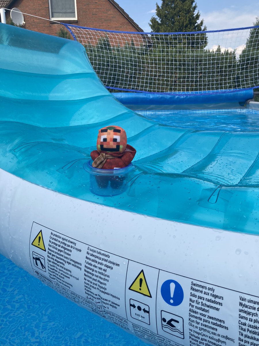 mimi_miri_'s tweet photo. Mini Mini Paluten macht Urlaub im Pool. (Aber nur mit Schwimmhilfe. Er hat noch kein Seepferdchen.) @Paluten https://t.co/KhrRvKnfEv