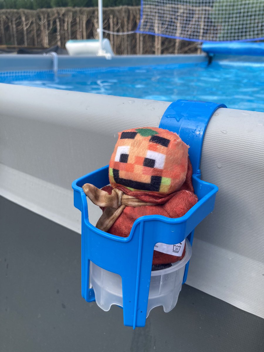 mimi_miri_'s tweet photo. Mini Mini Paluten macht Urlaub im Pool. (Aber nur mit Schwimmhilfe. Er hat noch kein Seepferdchen.) @Paluten https://t.co/KhrRvKnfEv