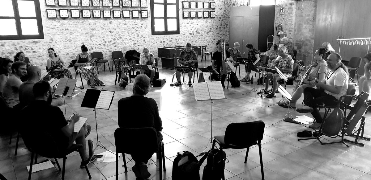 Cantigas de Santa María de Alfonso X el sabio en Santes Creus dentro del Festival #JordiSavall música mágica. <a href="/FundacioCIMA/">Jordi Savall: Fundació CIMA</a> aquí está Heaperion XXI y la Capella Reial al completo. <a href="/BeatrizOleaga/">Beatriz Oleaga</a> @eulaliafantova <a href="/Elia_Casanova/">Èlia Casanova</a> #músicaantigua #músicaclásica #conciertos #edadmedia