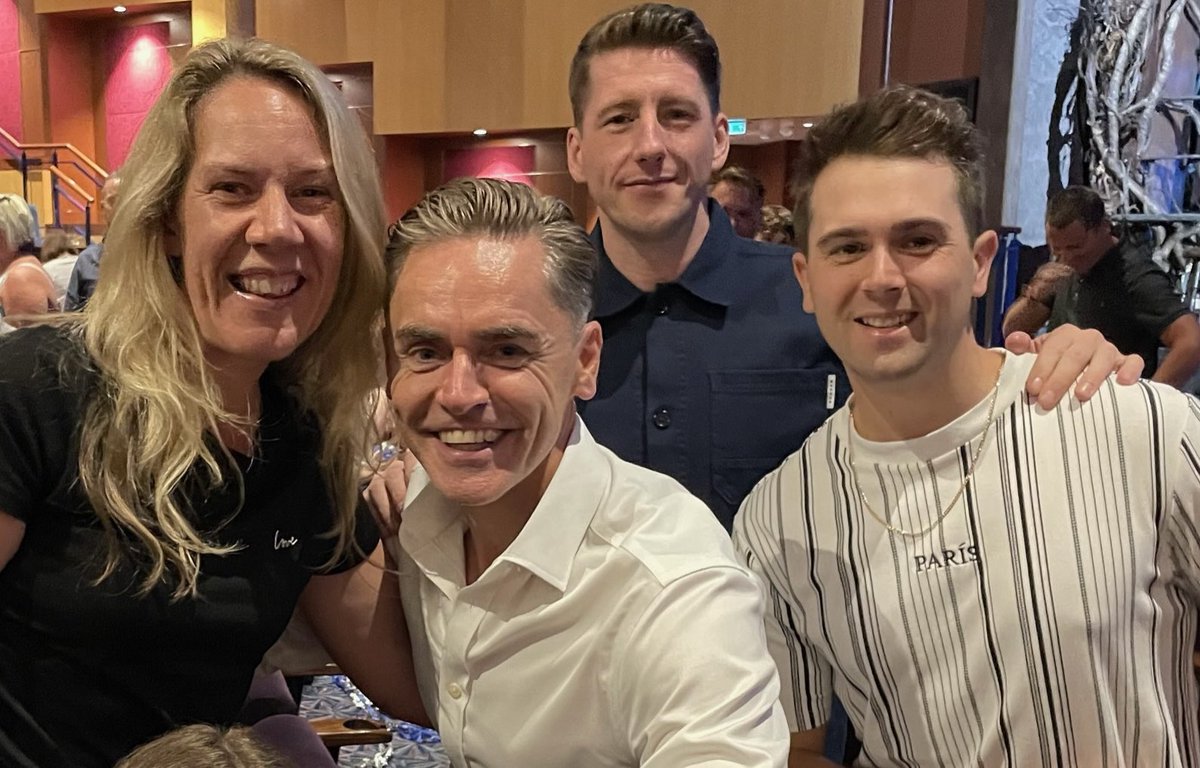 Welsh871's tweet photo. A man of his word @TheRyanMolloy, @lynneforster78 not only got her high five but a photo with a couple of Dreamers thrown in for good measure too. https://t.co/dnJ93iSQNB