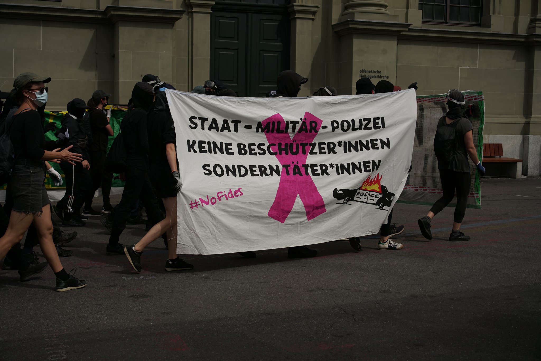 250 Menschen gingen am 14.08.22 in Bern gegen die Polizei- und Militärübung 