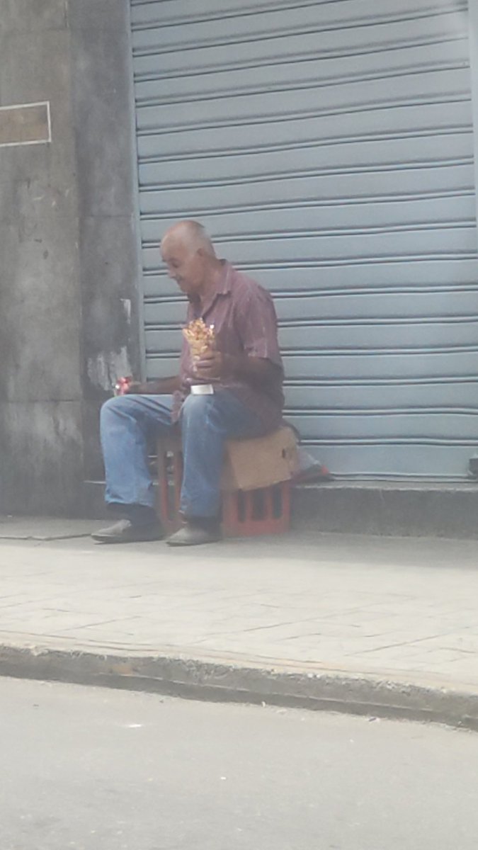 Ocumarerebelde's tweet photo. Cuando veas a alguien de la tercera edad vendiendo o buscando la vida ayúdalo comprale algo de lo que vende no sabes cuanto le podrías ayudar... https://t.co/Cx1blagnkV