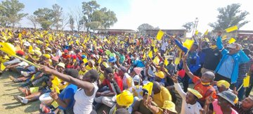 Industrial5th's tweet photo. Against all odds, @nelsonchamisa's @CCCZimbabwe Yellow machine is pulling bumper crowds in Zimbabwe.
#RegisterToVoteZW 
#NgaapindeHakeMukomana https://t.co/8wZYaJy9zj