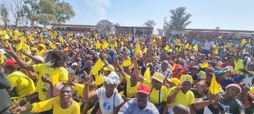 Industrial5th's tweet photo. Against all odds, @nelsonchamisa's @CCCZimbabwe Yellow machine is pulling bumper crowds in Zimbabwe.
#RegisterToVoteZW 
#NgaapindeHakeMukomana https://t.co/8wZYaJy9zj