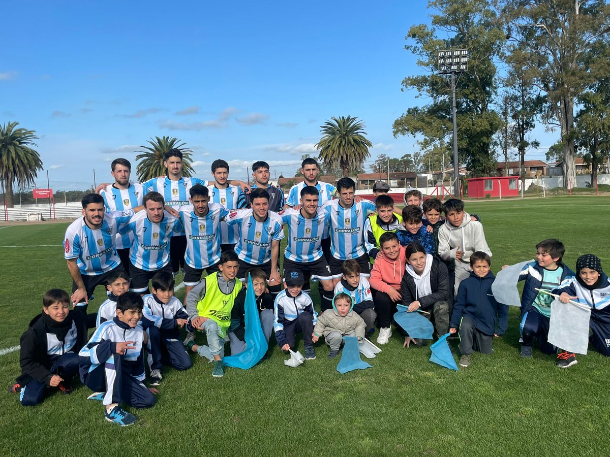 TercerRadio's tweet photo. Domingo de finalisima por @fmflorida89_3 
14y30hs la previa
15y30hs @AtleticoFlorida vs @CNdeF_FLORIDA 
Relata @SSarla 
Comenta @DibarboureJose 
Nos escuchas en todo el 
🌏👉 https://t.co/ChRx65BDX6
Somos el fútbol!! https://t.co/3prIo3hdmr