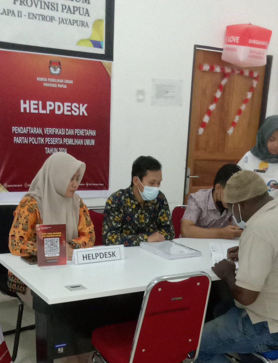 Jackson30490674's tweet photo. Di Kantor @KPU_Papua saat konfirmasi terkait Kesekretariatan PARTAI @agusjabo333 @AlifKamal__ @domingguso @baho_arkilaus @dpwprimapapua @evertkayep @Wenputsuka https://t.co/FGt0P4sSM7