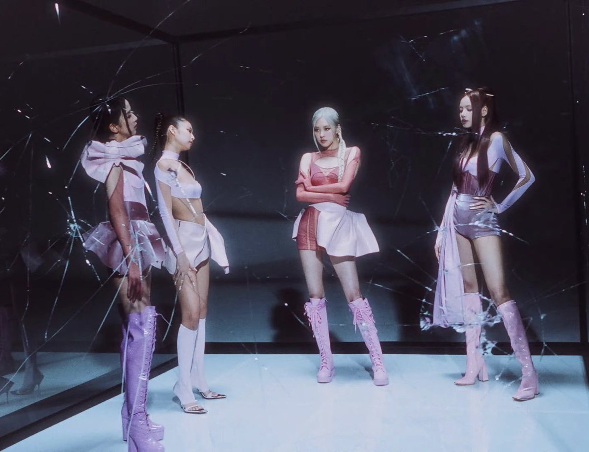 szasrosie's tweet photo. the fact that they’re just standing and we’re all going crazy?? you can just see the confidenceee https://t.co/mYKXZ2dHS0