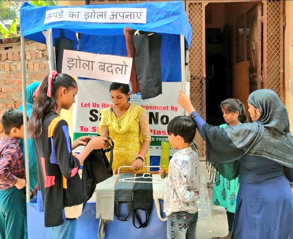 InfoNipun's tweet photo. #JHOLABADALOCampaign
#NIPUN 
#communitysensitizationprogram #SingleusePlasticbags https://t.co/lMbokCIo3N
